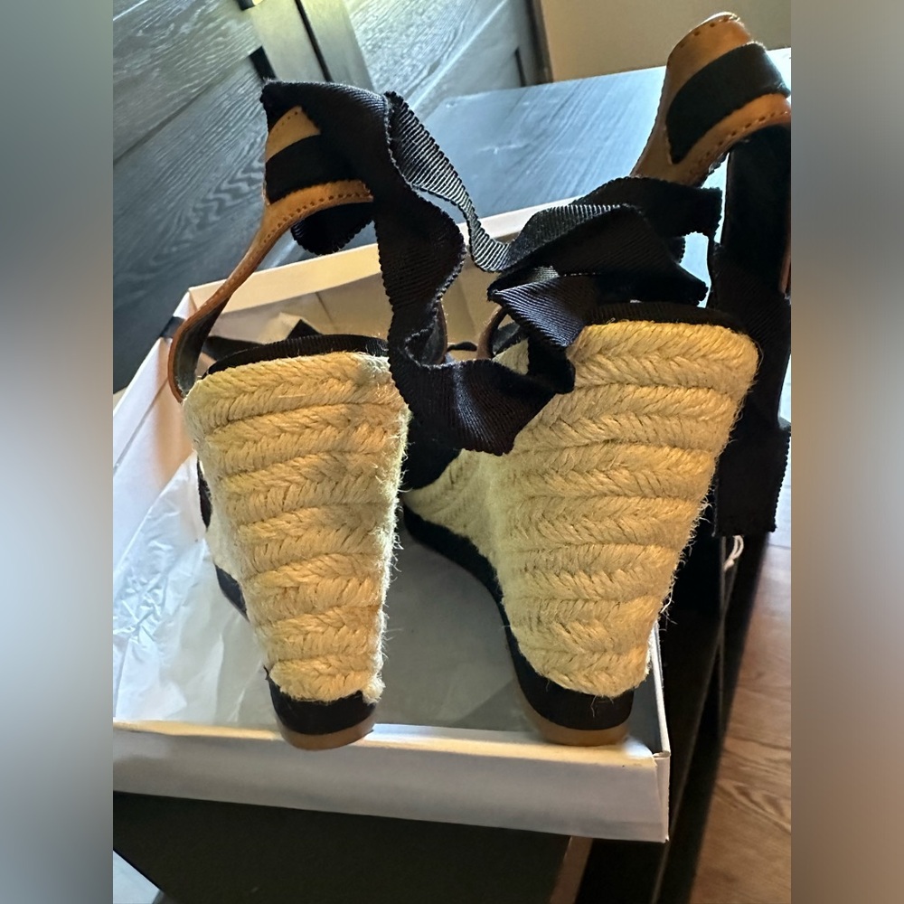 GAP size 8 wedge Black, tan, jute